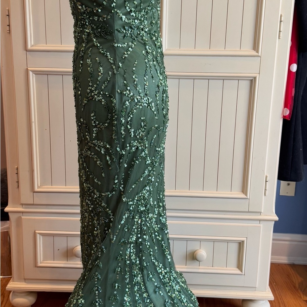 Elegant Green Prom Dress - Picture 2 of 9